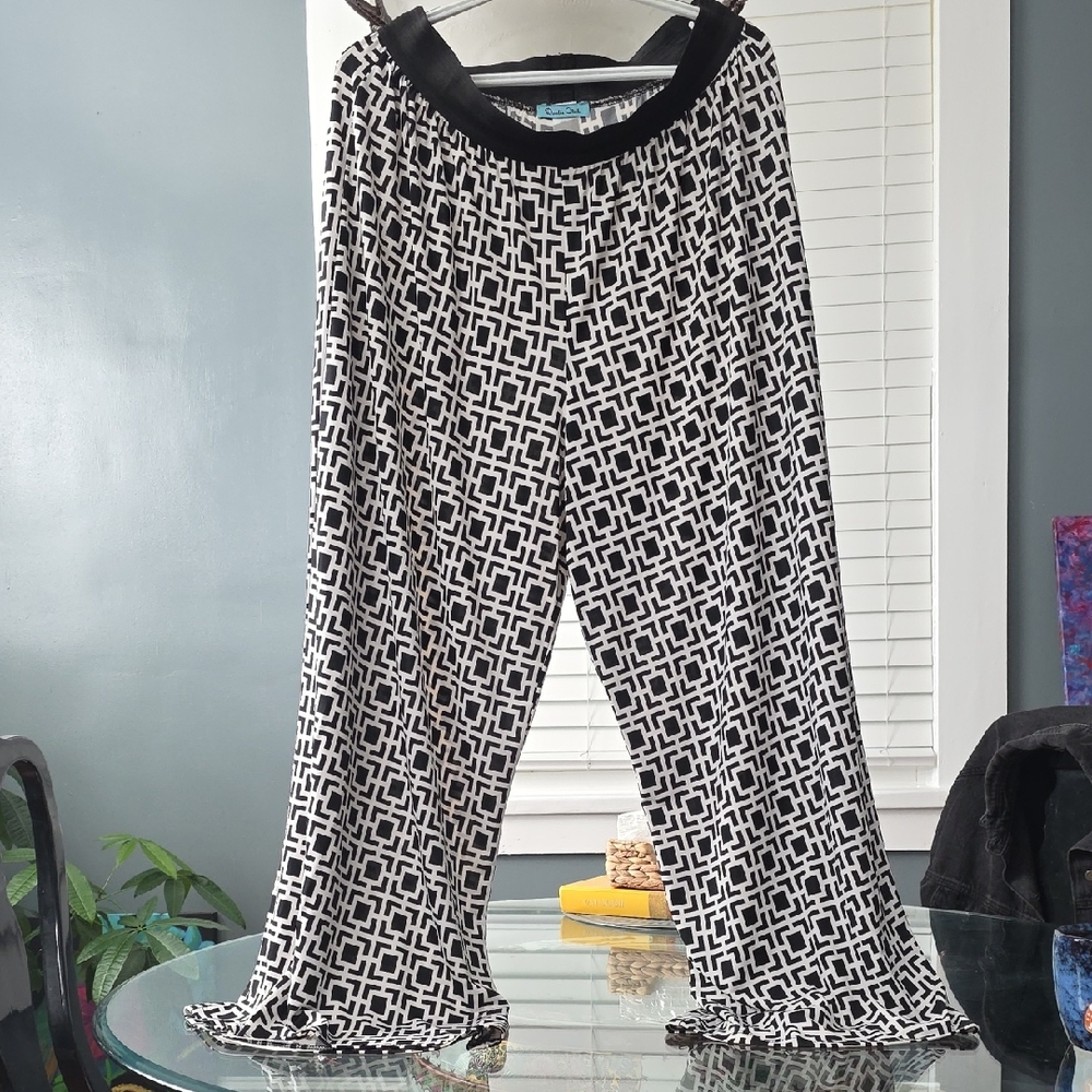 Chic Geometric Black and White Wide Leg Pants